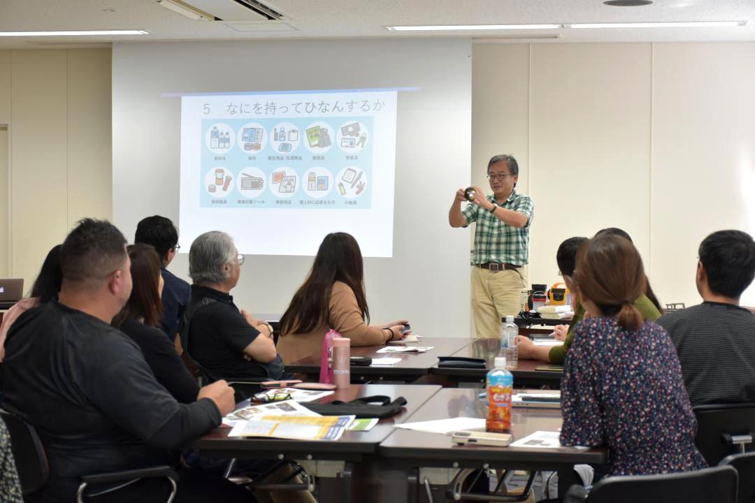 学習会で防災グッズを紹介する「茨城NPOセンター・コモンズ」の横田能洋代表理事=常総市水海道諏訪町
