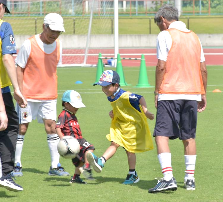 子どもから高齢者までが一緒に楽しめるウオーキングフットボールの体験会=日立市東成沢町
