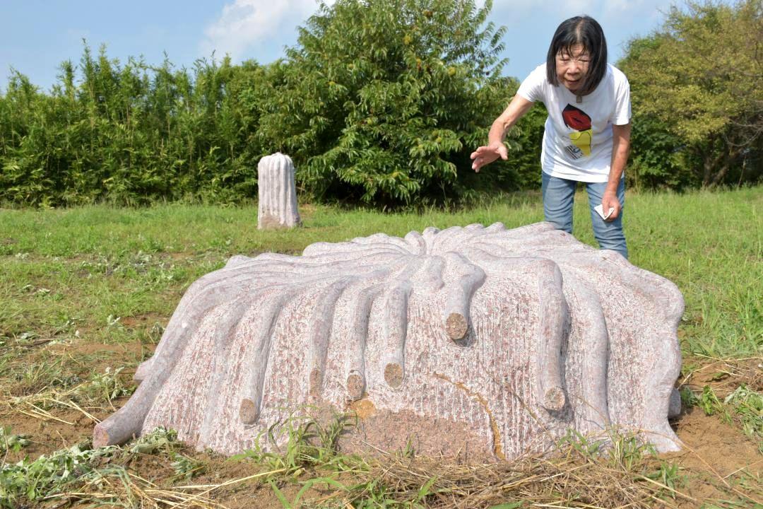 植物の根をイメージした作品「Root」を出品した渡辺治美さん=桜川市高久
