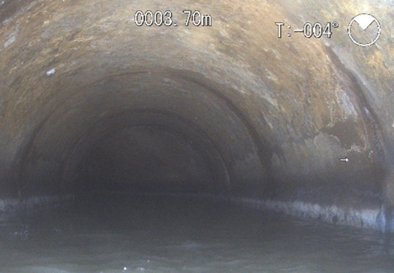 霞ケ浦常南流域下水道の管路で5～7月ごろに確認された下水道管の腐食。コンクリートの表面が剥がれ、まだら模様に見える(県提供)