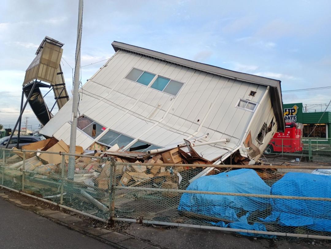 突風とみられる風の影響で倒壊した建物=つくば市花室