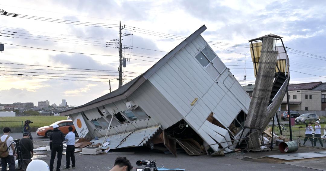 突風の影響で崩れたとみられる建物=18日午後5時41分、つくば市花室
