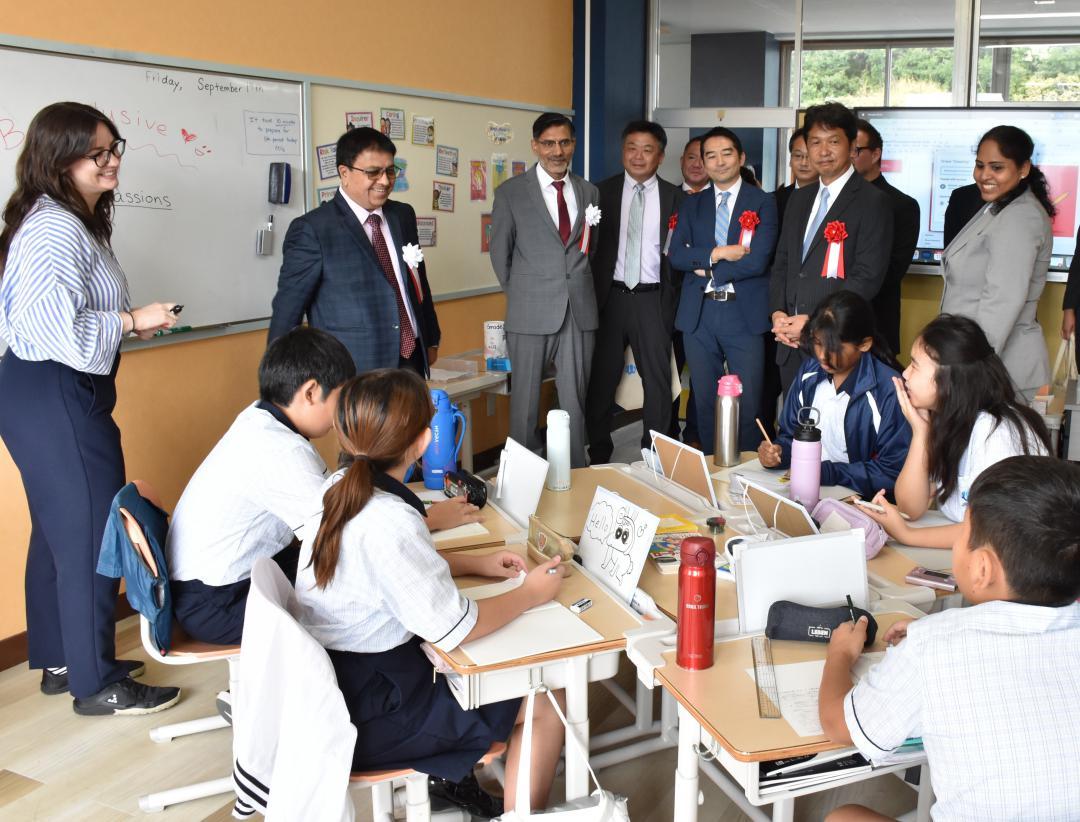 授業を見学する大井川和彦知事や五十嵐立青つくば市長ら=つくば市国松
