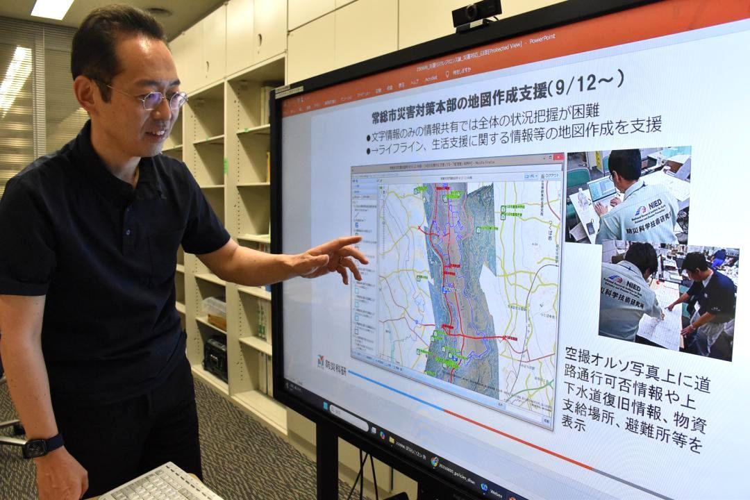 常総市を支援した活動について語る防災科学技術研究所・総合防災情報センター長の臼田裕一郎さん=つくば市天王台の同研究所

