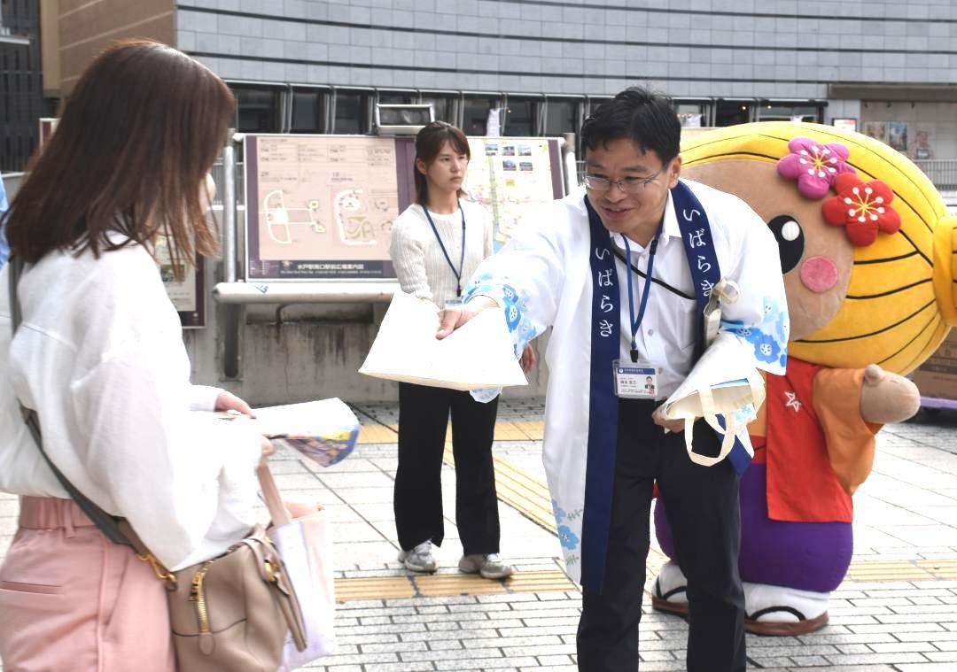 国勢調査の街頭啓発に取り組む県職員(右)=水戸市宮町
