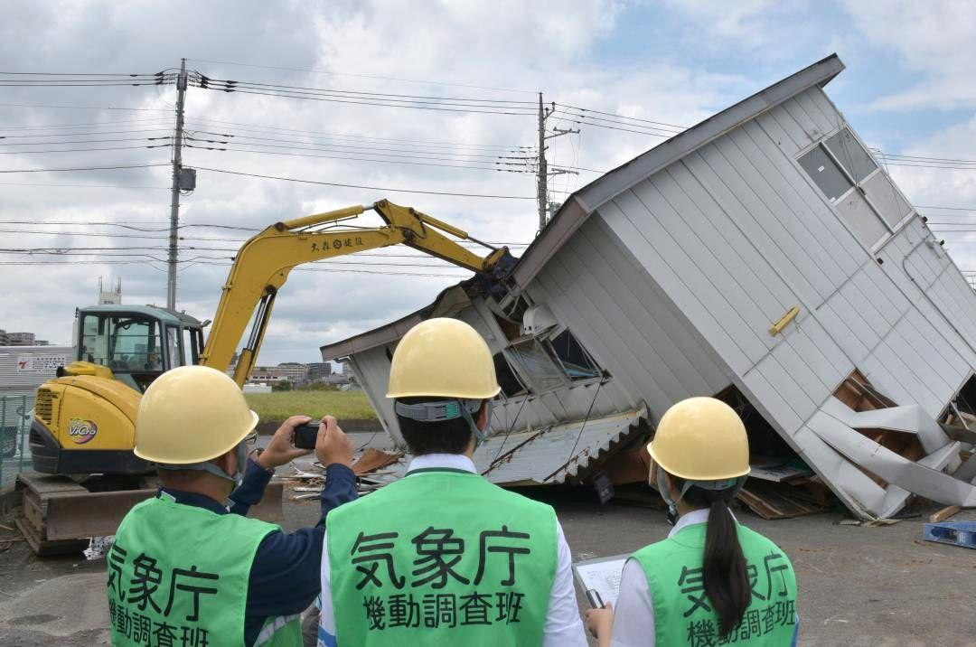 倒壊した建物を確認する気象庁の機動調査班=つくば市花室
