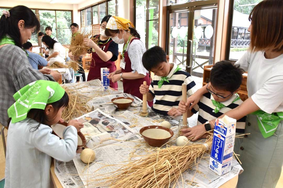 身近にある道具を活用し、手作業で脱穀やもみすりなどを体験する参加者たち=茨城町下土師
