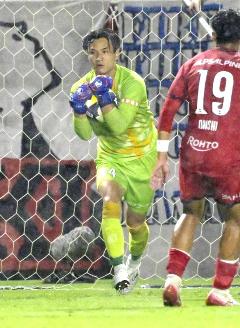 いわき-水戸　前半22分、相手のシュートを止める水戸・西川=ハワイアンズスタジアムいわき