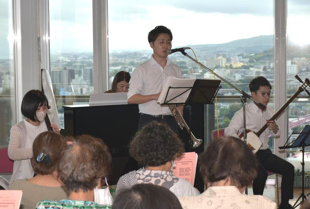歌声喫茶で吉田メロディーや橋幸夫さんの曲を演奏する「記念館ファイブ」のメンバー=日立市宮田町

