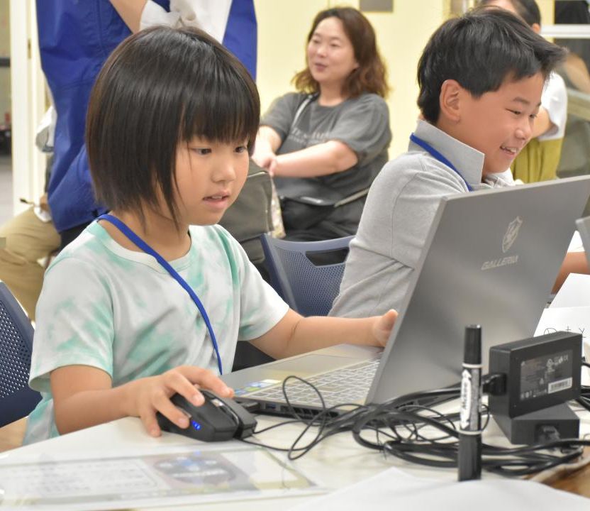 協力してゲームの中に世界遺産を再現する子どもたち=日立市幸町