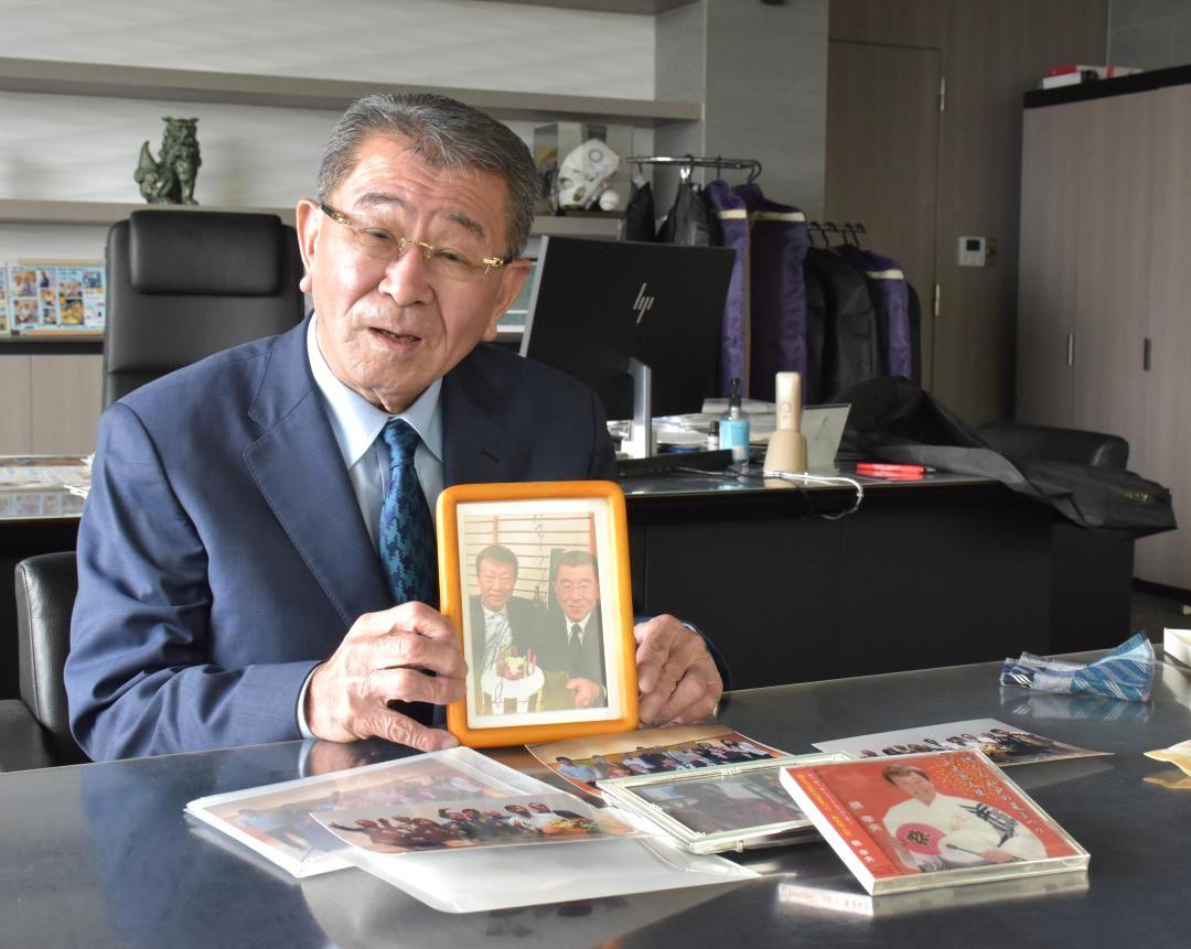 橋幸夫さんとの思い出を語る幡谷定俊さん=水戸市千波町
