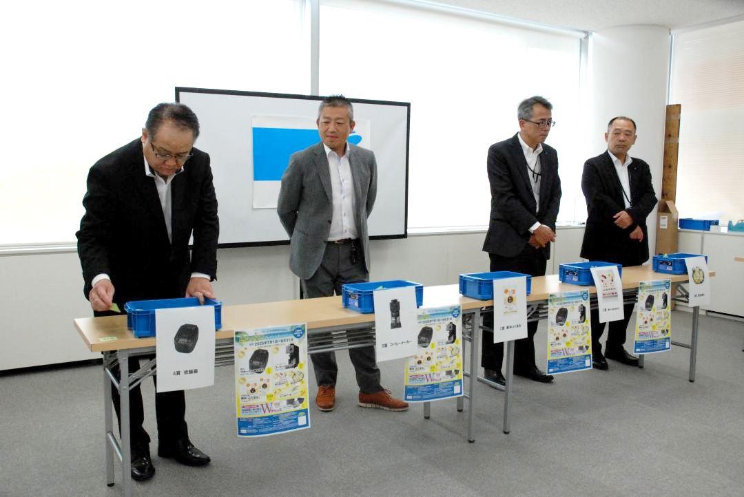 当選者の抽選を行う大和田勝征会長、金田英夫普及委員長(左から)と出席者=水戸市笠原町

