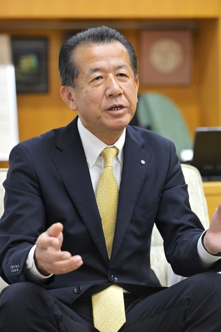 東海第2原発再稼働の判断について話す山田修東海村長=22日、同村役場

