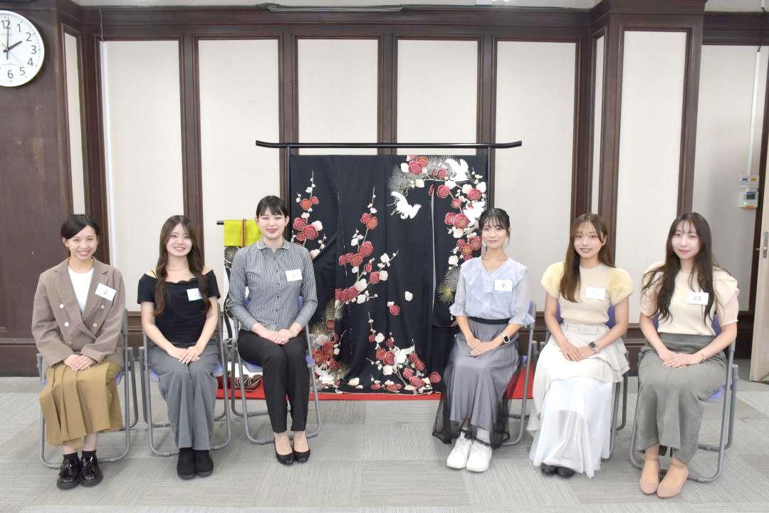第64代の梅大使に選ばれた女性6人=水戸市三の丸
