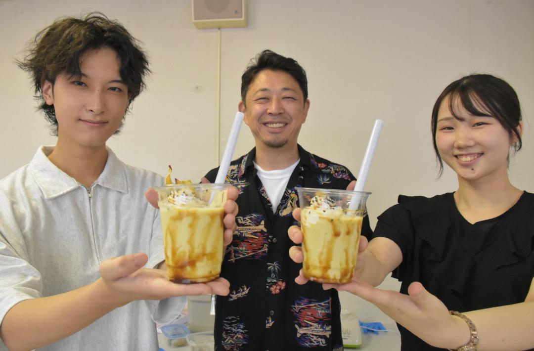 「ひたちOIMOしぇいく」をPRする上妻宏光さん(中央)と茨城キリスト教大の学生=日立市幸町
