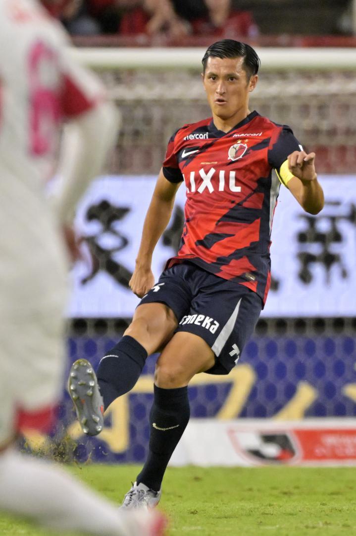 鹿島-C大阪　後半15分、前線にボールを送る鹿島・植田=メルカリスタジアム
