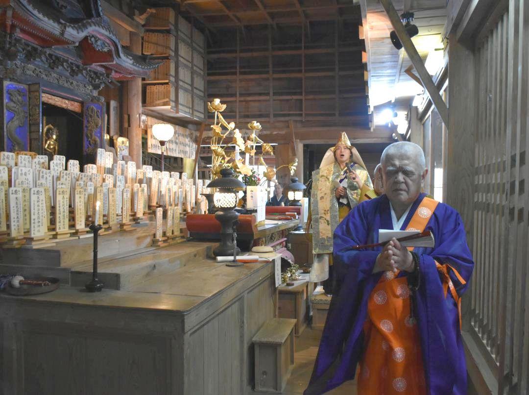 独特のお経を読経する僧侶たち=行方市西蓮寺
