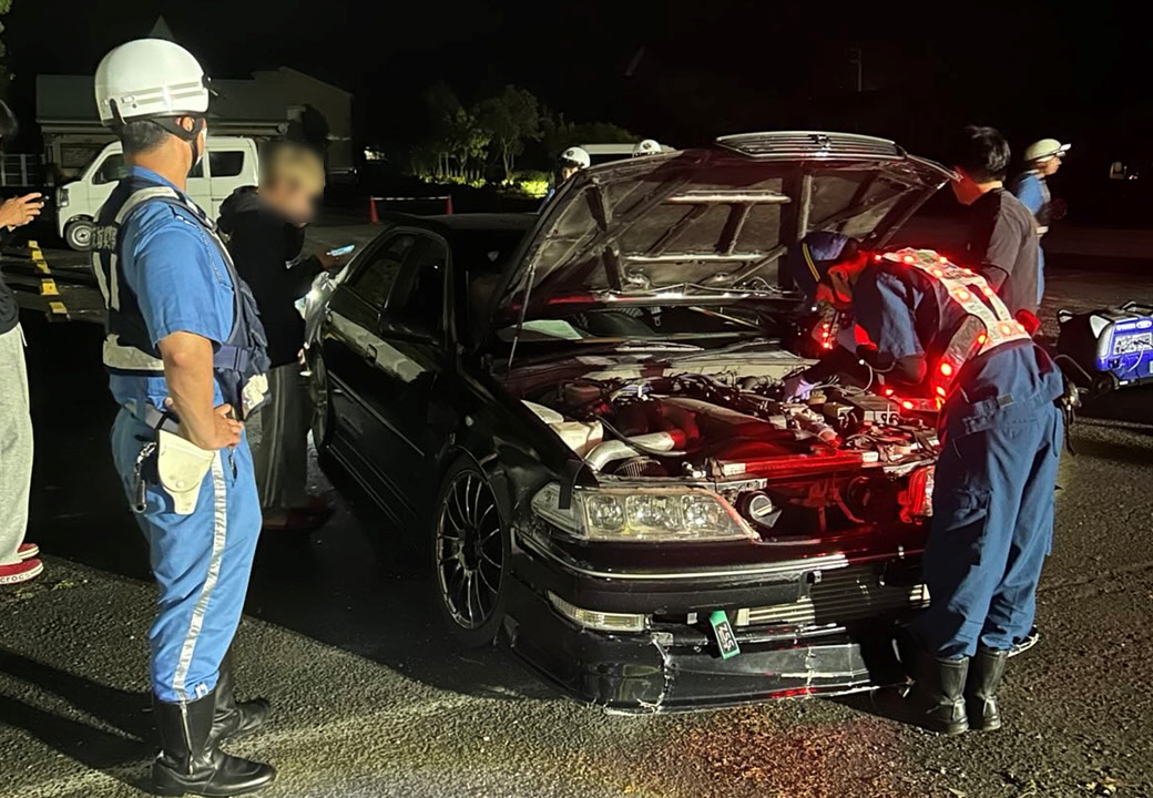 筑波山を走行するドリフト族の取り締まりを行う県警と国土交通省の職員ら(県警提供)