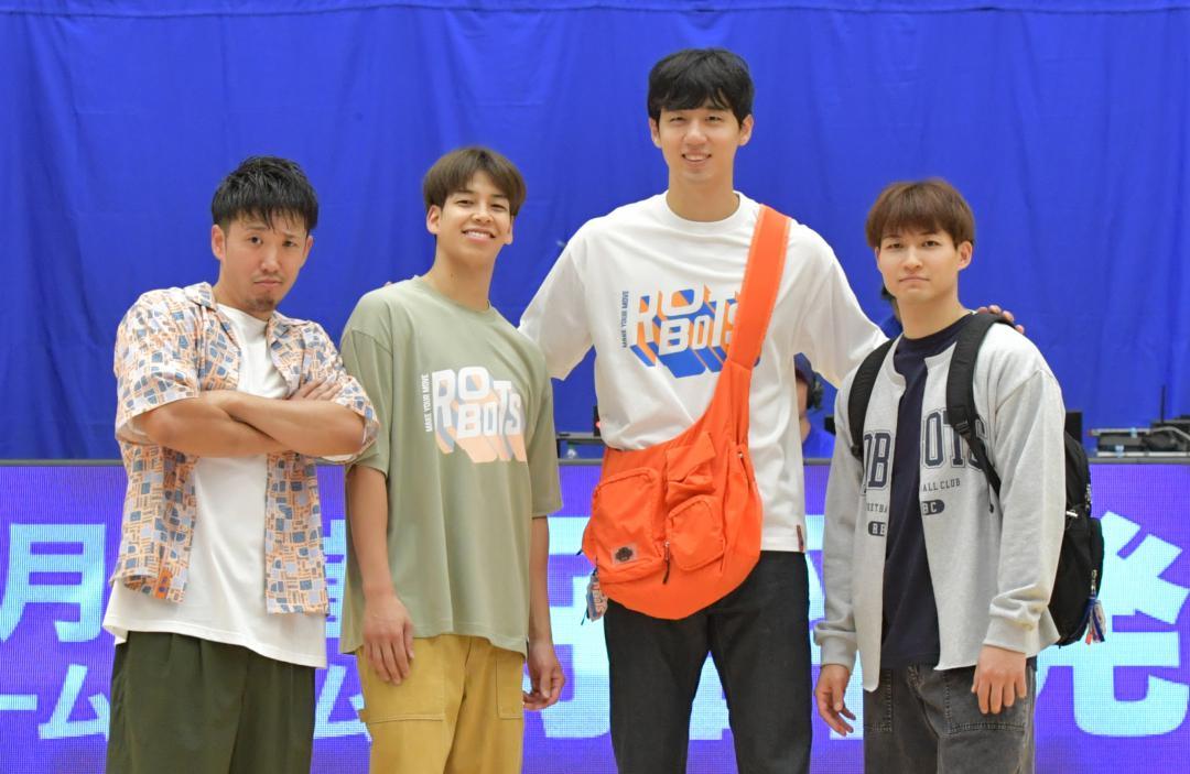 ニコアンドとのコラボ商品を着用する茨城ロボッツの平尾充庸、中村功平、梁宰珉、長谷川暢の4選手(左から)=日立市池の川さくらアリーナ
