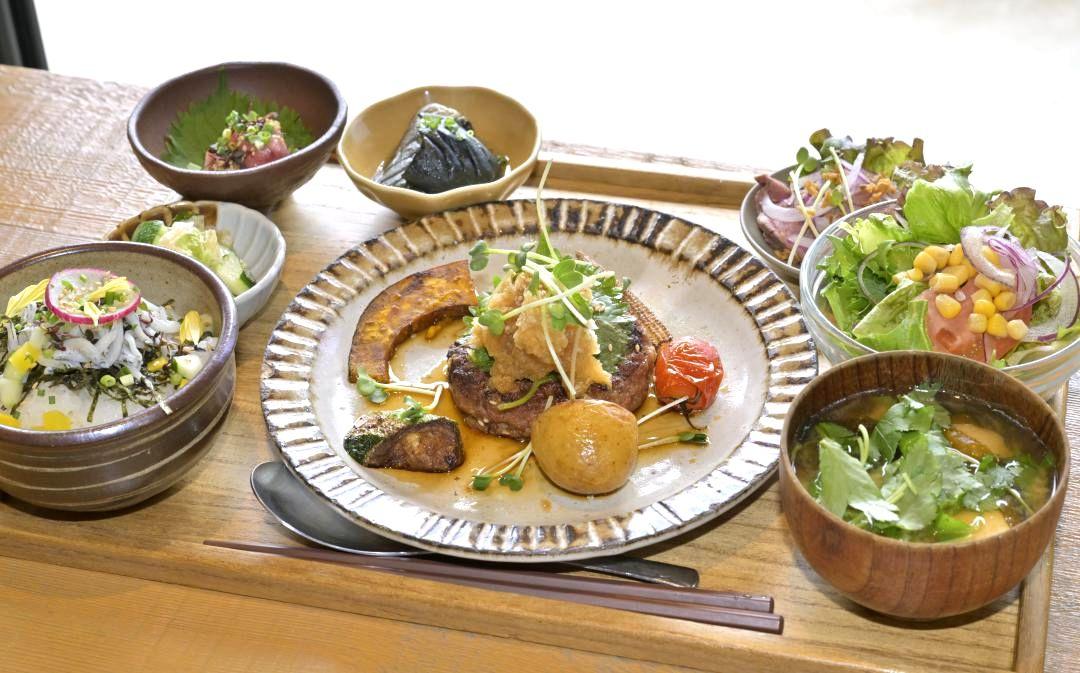 人気メニューを少しずつ楽しめる「TOIROのご褒美プレート」
