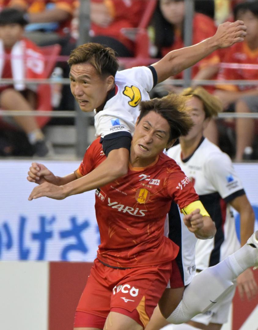 名古屋-鹿島　前半11分、相手と競り合う鹿島・三竿(上)=豊田スタジアム