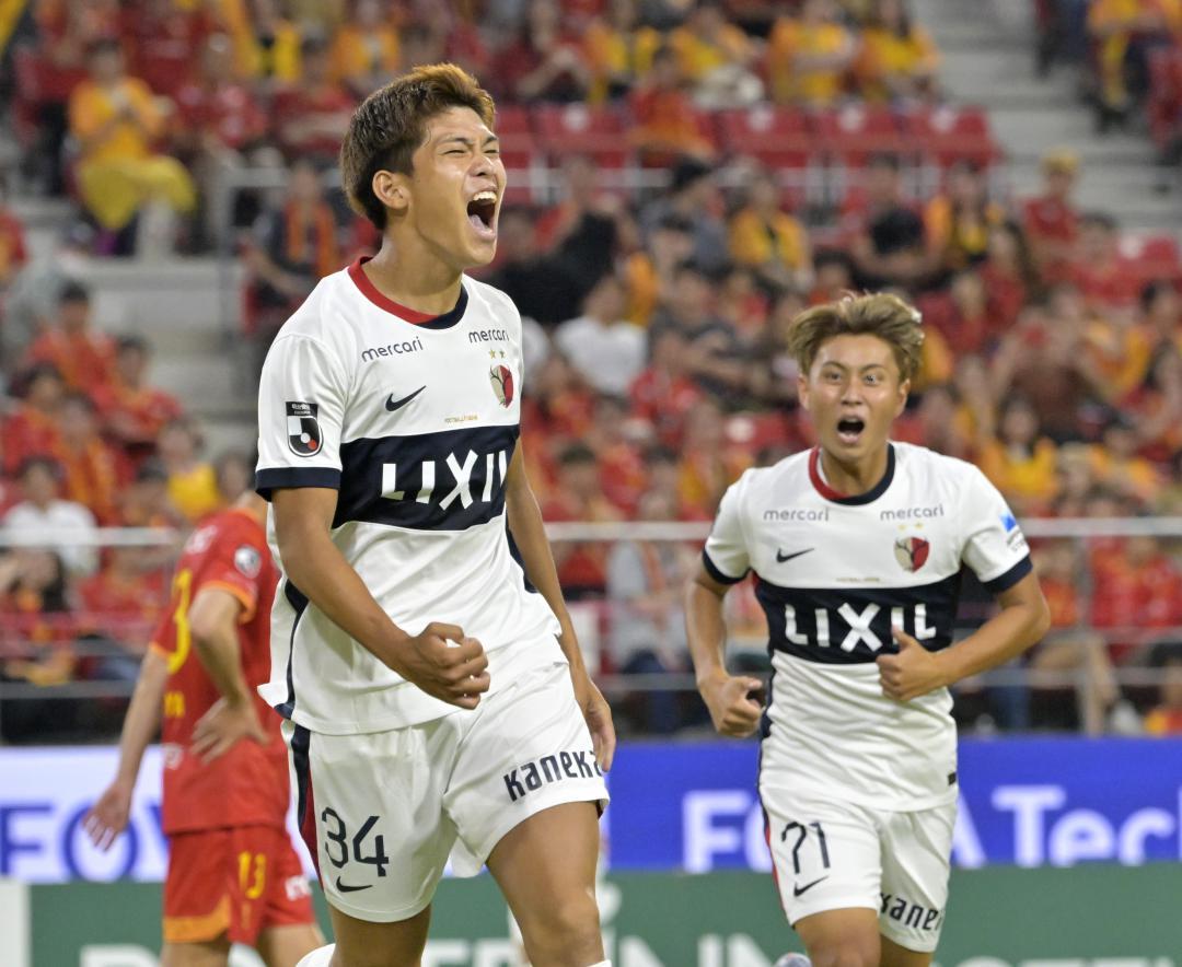 名古屋-鹿島　後半43分、チーム3点目のゴールを決めて喜ぶ鹿島・徳田(左)=豊田スタジアム
