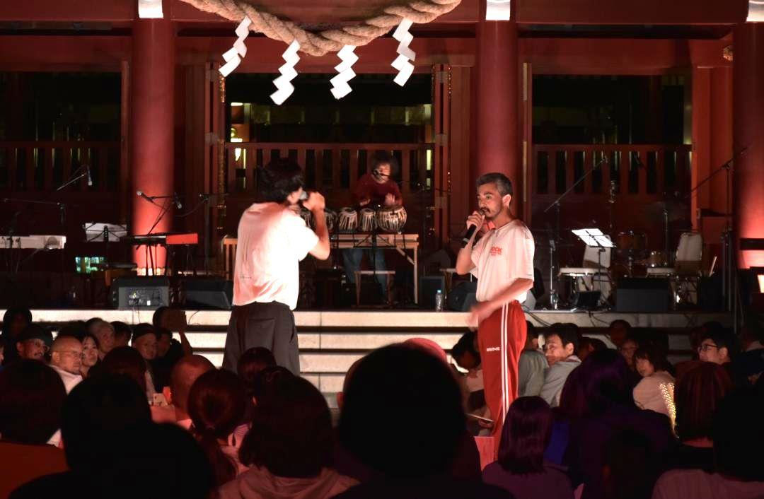 ライトアップされた拝殿前のステージで開かれた笠間稲荷神社の本殿改修記念奉納ライブ=笠間市笠間
