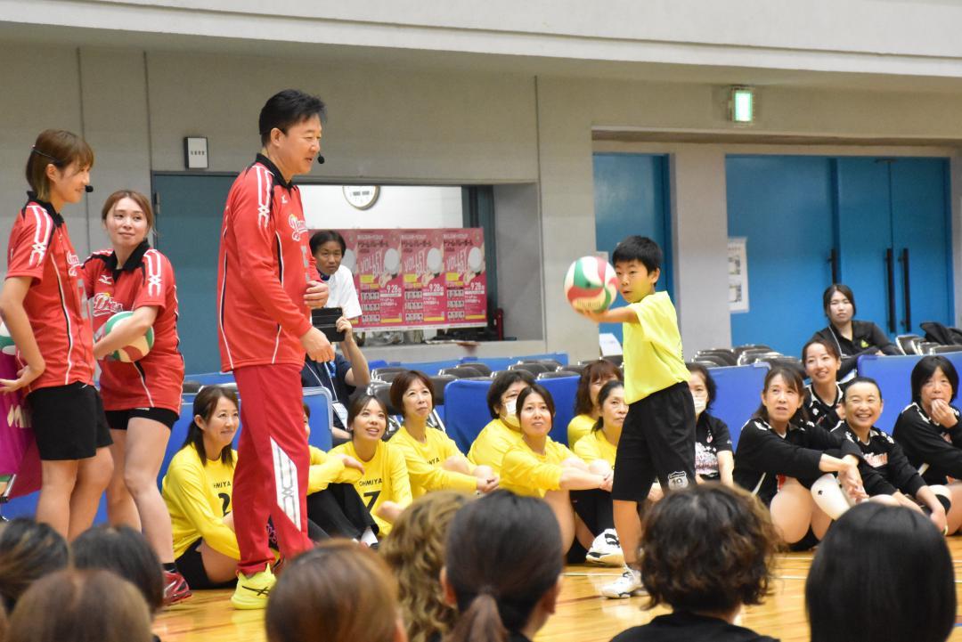 サーブの指導をする川合俊一さん(左から3人目)=古河市下大野
