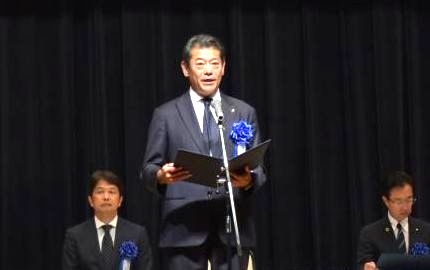 式典で未来へつなぐ行動宣言をする常総市の神達岳志市長=同市新石下

