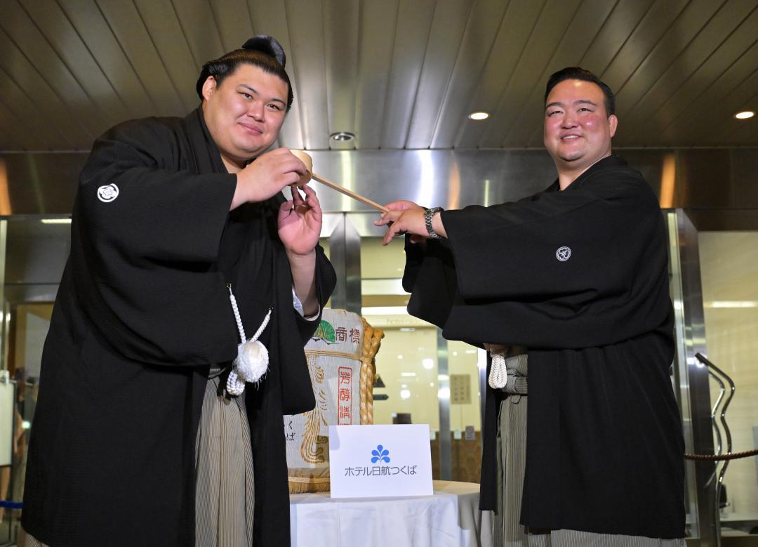 横綱昇進後初の優勝を果たし、二所ノ関親方(右)に水をつけてもらう大の里=28日午後7時50分、つくば市吾妻