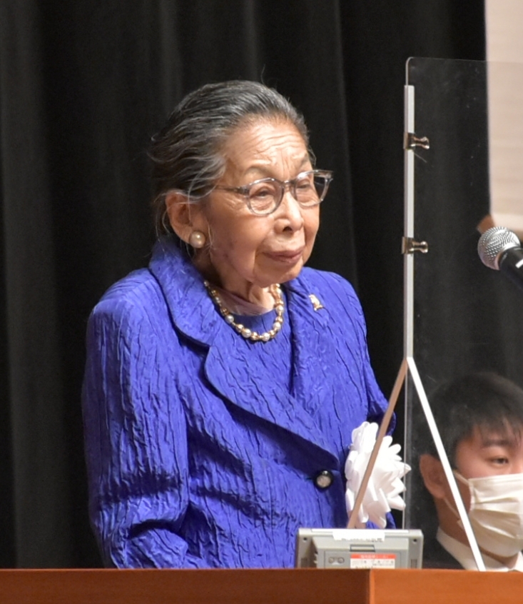 県戦没者遺族大会で、県遺族連合会の理事長としてあいさつする狩野安さん=2023年12月5日、ザ・ヒロサワ・シティ会館