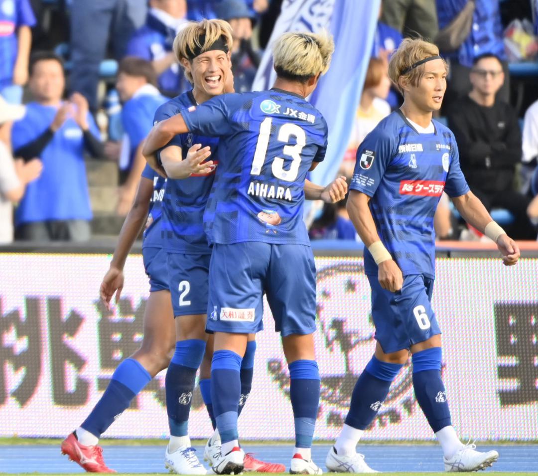 水戸-藤枝　後半30分、チーム2点目のゴールを決め、喜び合う水戸・大森(左)=ケーズデンキスタジアム水戸
