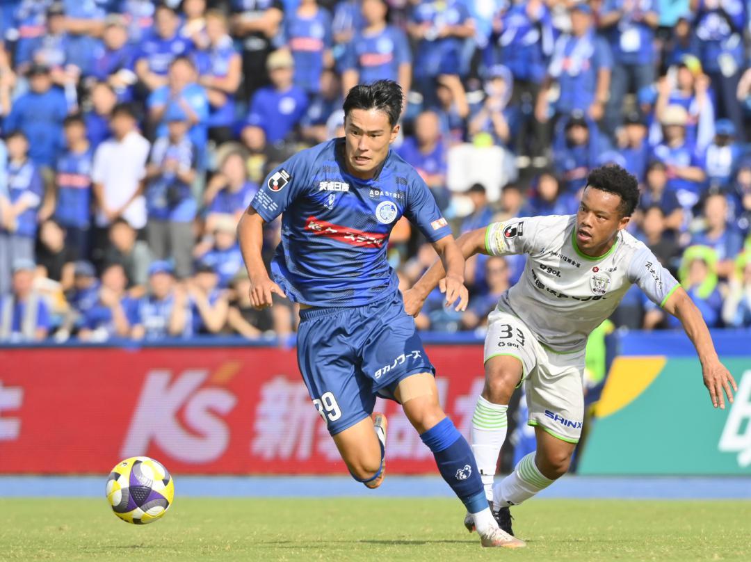 水戸-藤枝　前半11分、突破を図る水戸・山本(左)=ケーズデンキスタジアム水戸