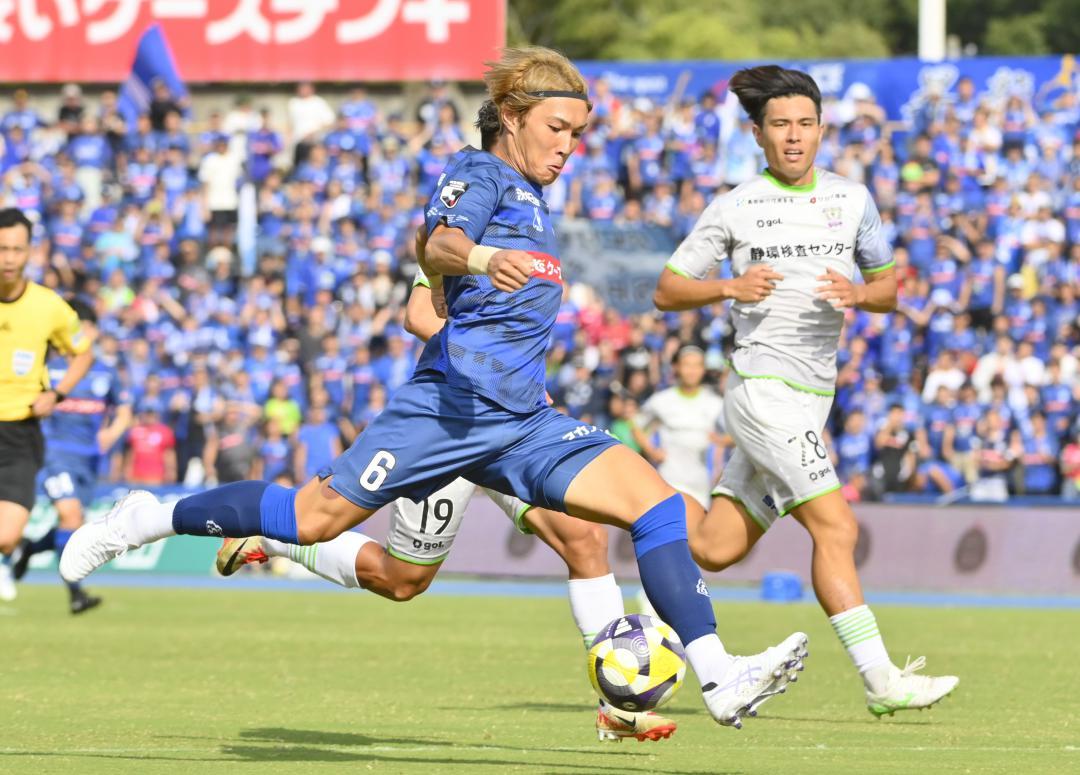 水戸-藤枝　前半10分、シュートを狙う水戸・飯田(6)=ケーズデンキスタジアム水戸