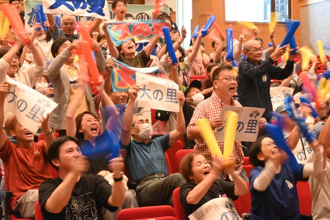 優勝が決まった瞬間、歓声を上げて喜ぶ町民ら=阿見町本郷

