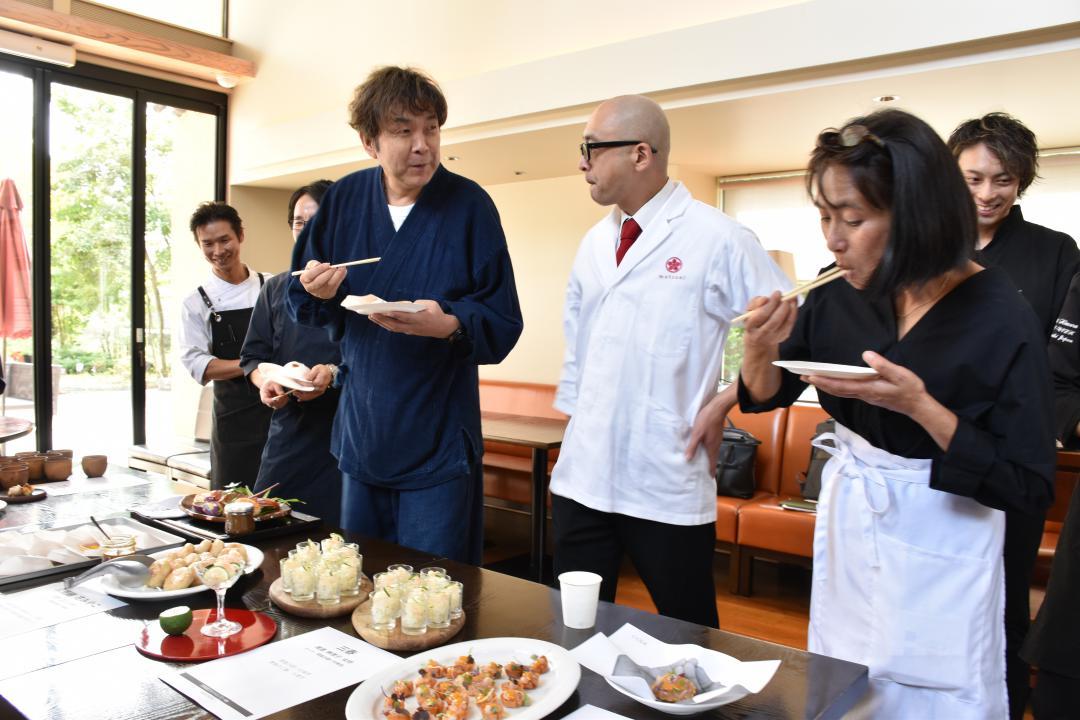 常陸乃国いせ海老を使った料理を試食する参加者ら=水戸市内
