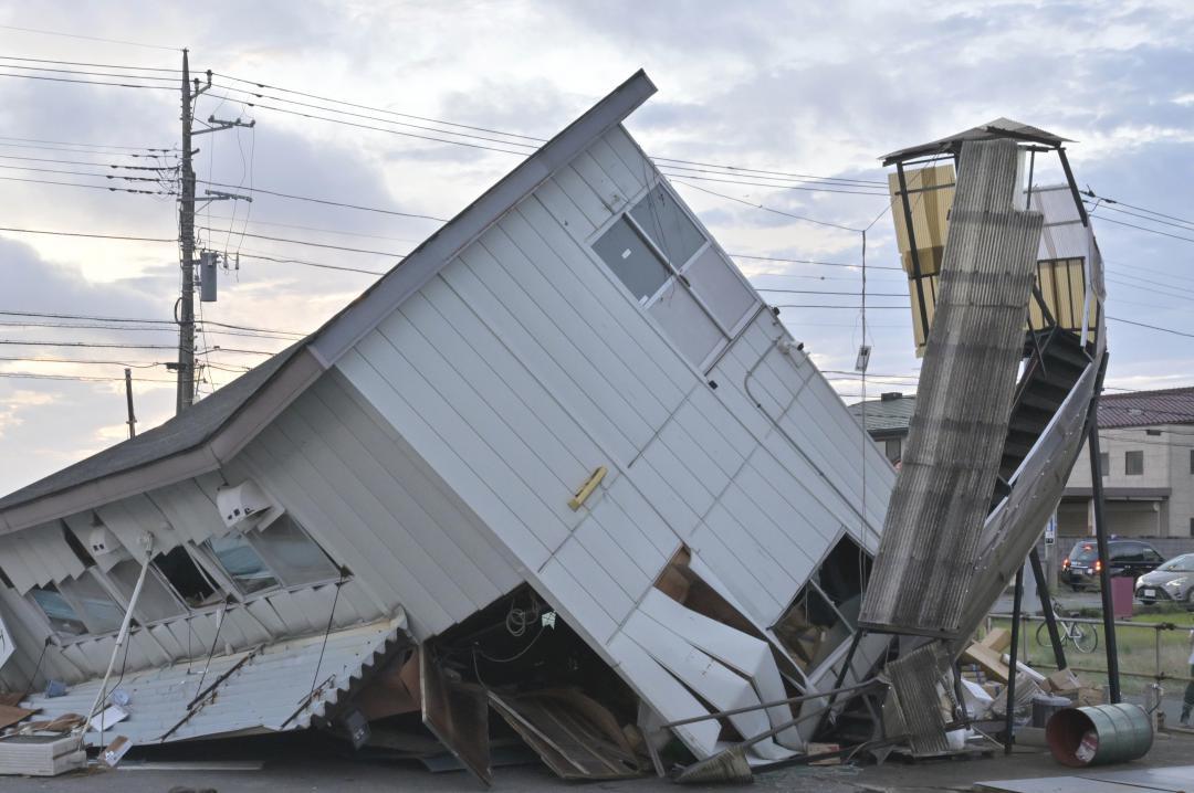 突風の影響で崩れたとみられる事務所兼倉庫=18日午後5時41分、つくば市花室
