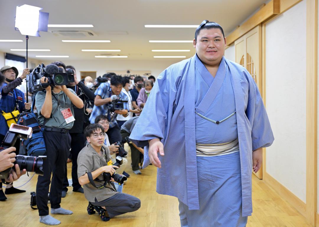 大相撲秋場所千秋楽から一夜明け、充実した表情で記者会見を終える横綱大の里=29日午前、阿見町荒川本郷の二所ノ関部屋