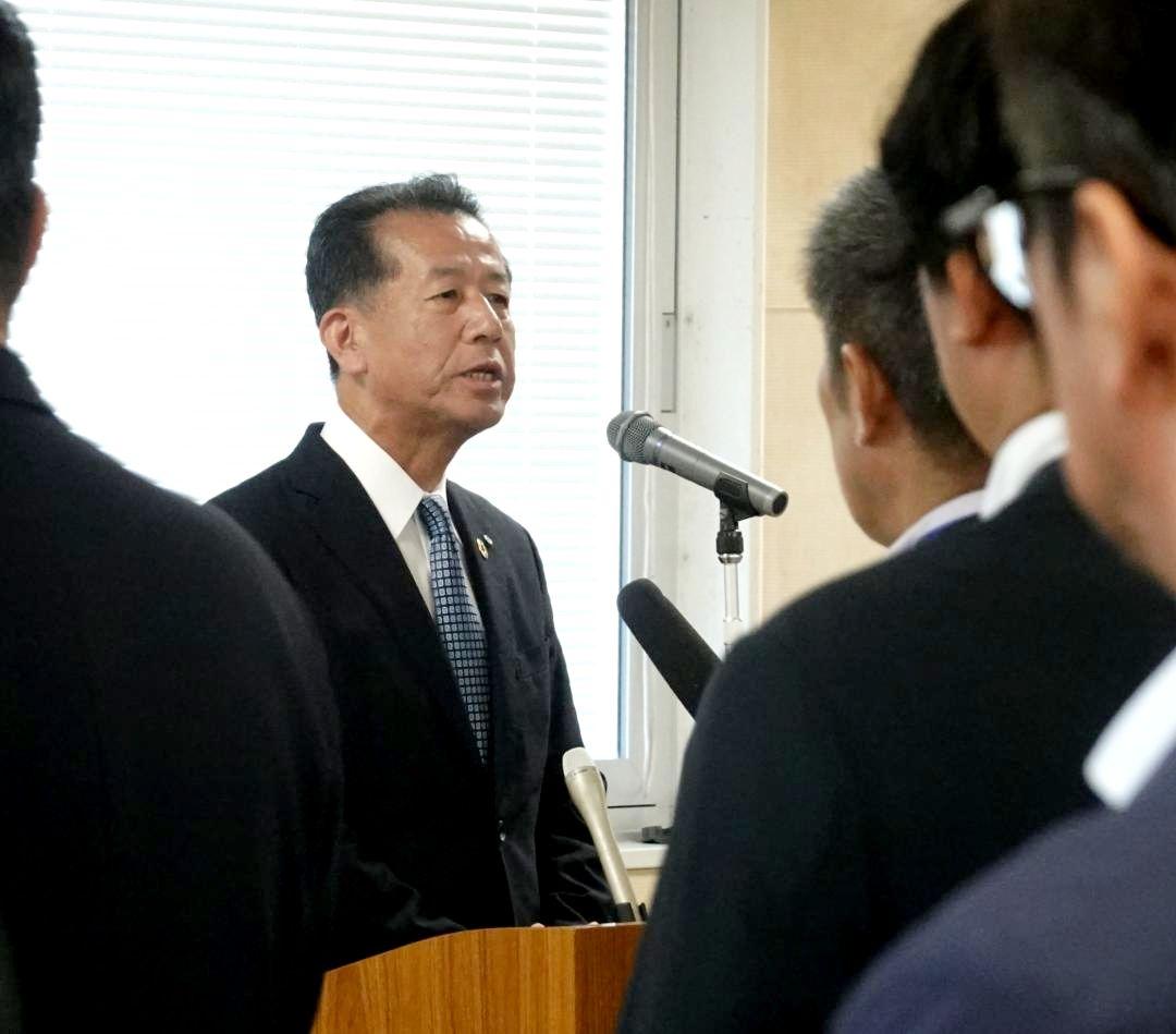 JCO臨界事故から26年を迎え、職員に訓話する東海村の山田修村長=東海村役場
