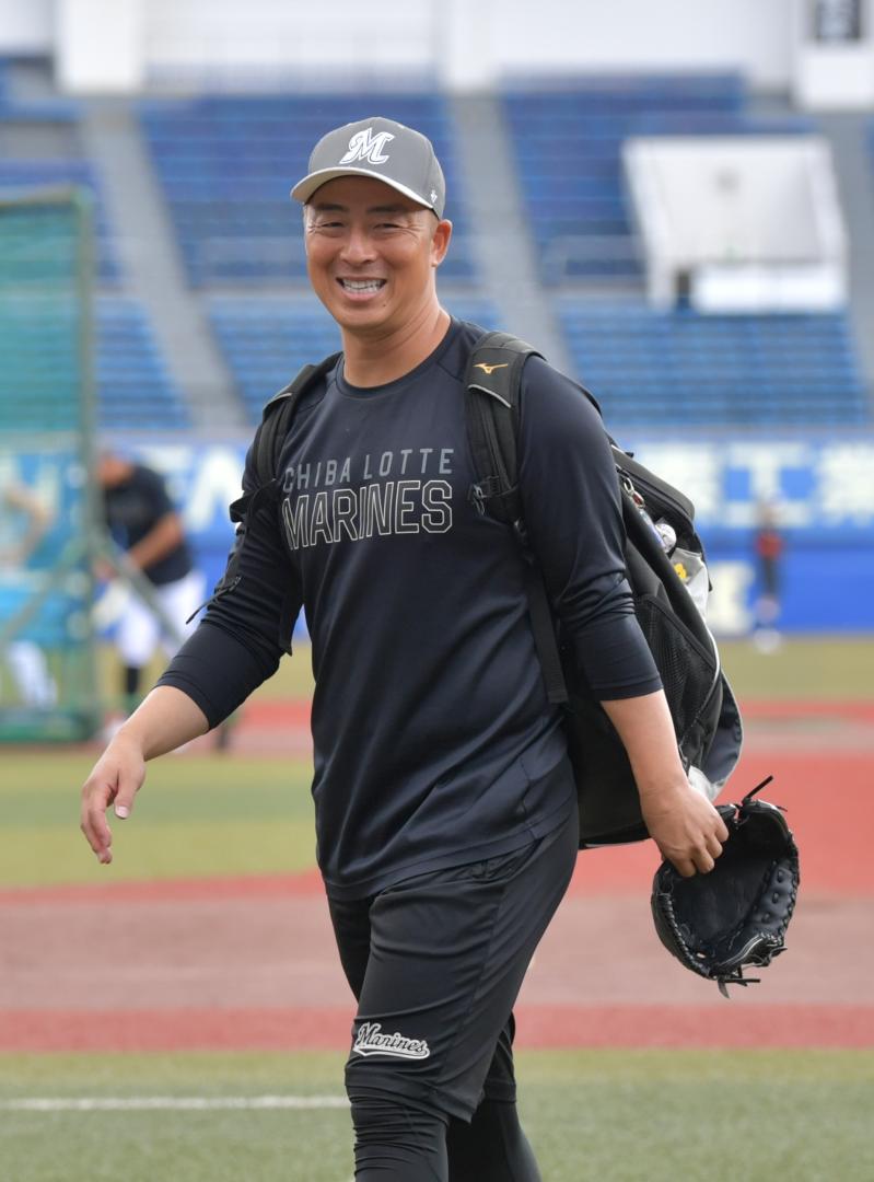 引退試合の登板前、リラックスした表情を浮かべるロッテの美馬=ZOZOマリンスタジアム