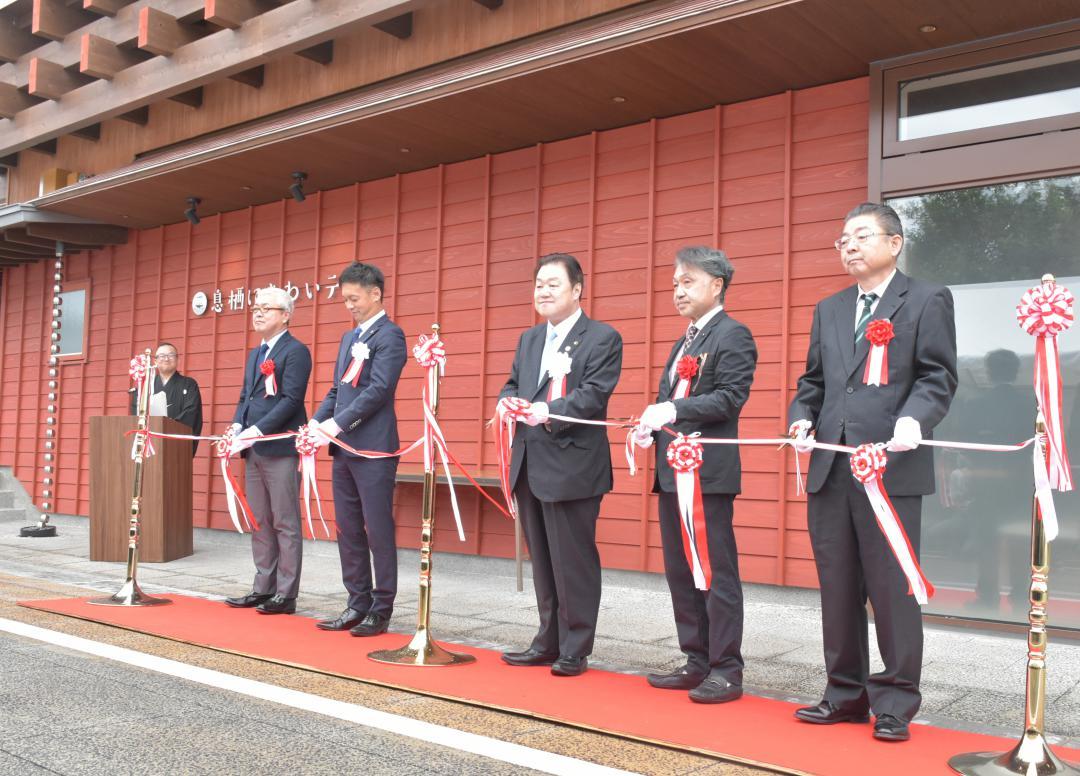 テープカットで息栖にぎわいテラス完成を祝う関係者ら=神栖市息栖
