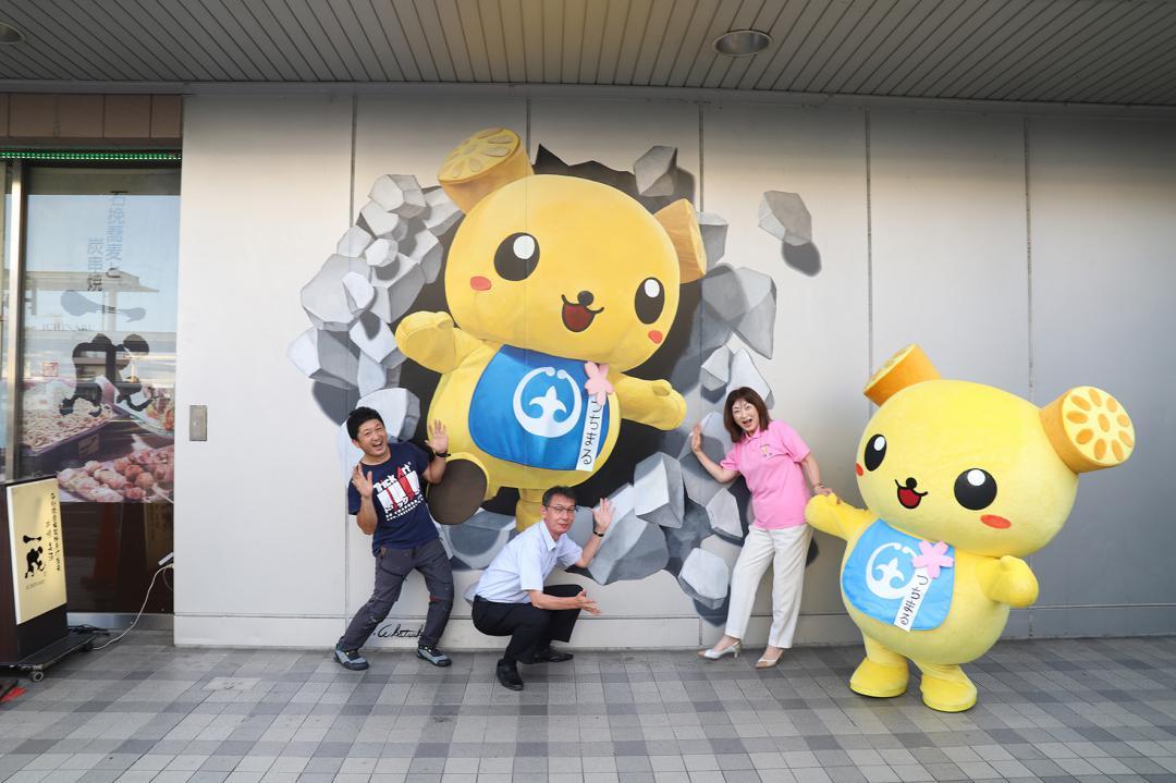 市役所本庁舎ビルの壁に描かれたトリックアート(土浦市提供)
