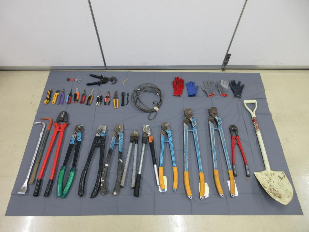 犯行に使用された工具(県警提供)