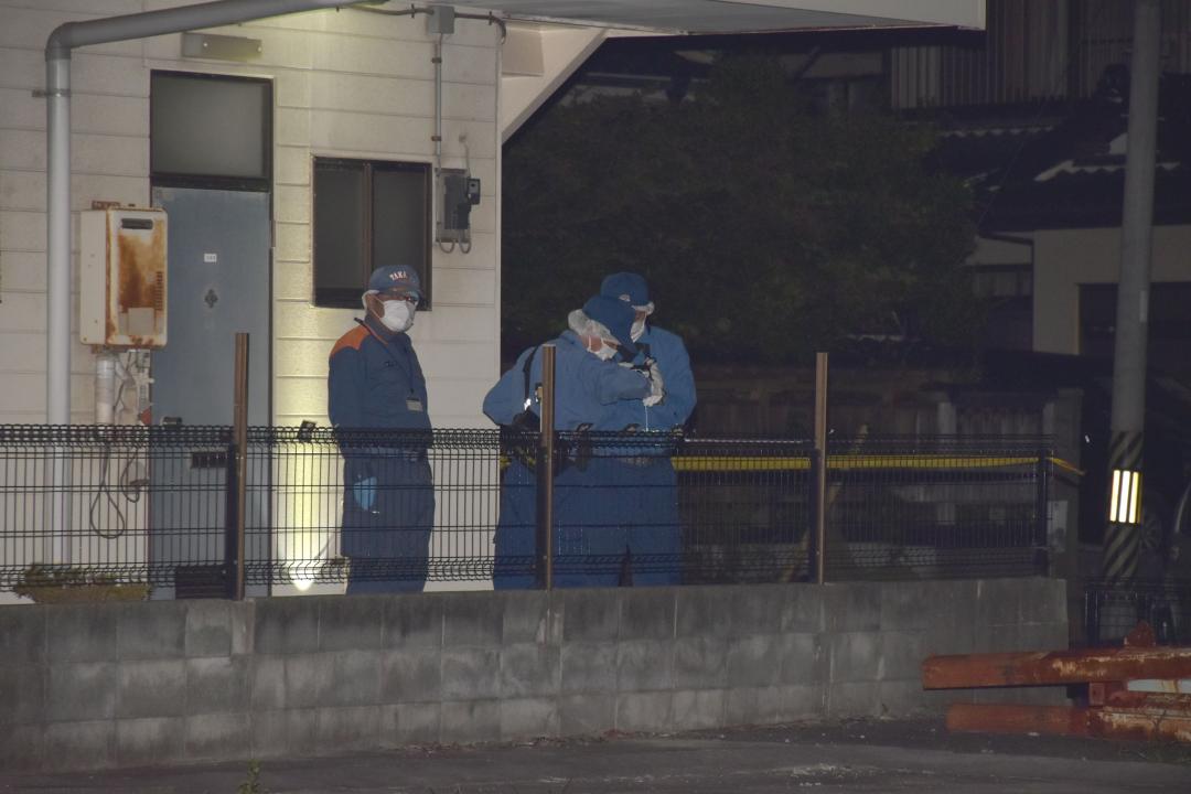 事件のあった現場を捜査する捜査員=3日午後7時30分、高萩市安良川
