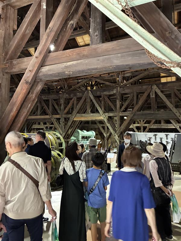 日鉱記念館で展示内容を見学する来館者=日立市宮田町