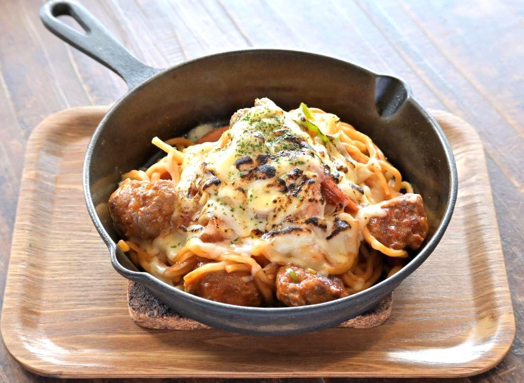 もちもちの生麺に濃厚なソースを絡めたナポリタン。熱々のスキレットで提供される=つくば市桜
