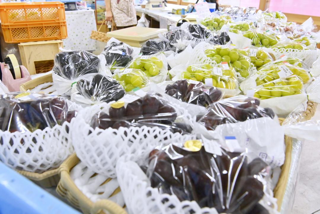 その日取れた新鮮なブドウが直売所に並ぶ
