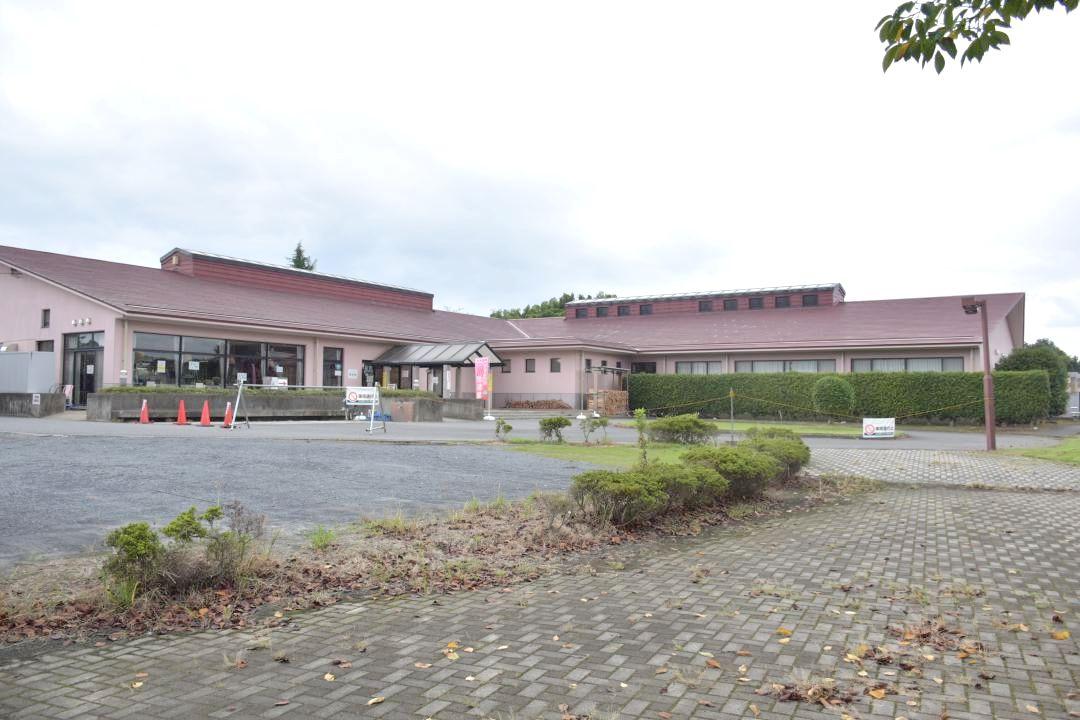 温泉、直売所、レストランを備えた八千代グリーンビレッジの「憩遊館」=八千代町松本
