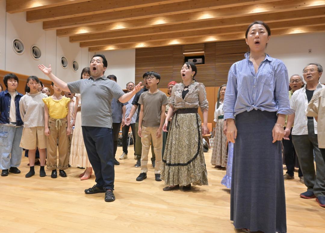 県芸術祭のオペラ公演に向け、稽古に励む出演者ら=笠間市内
