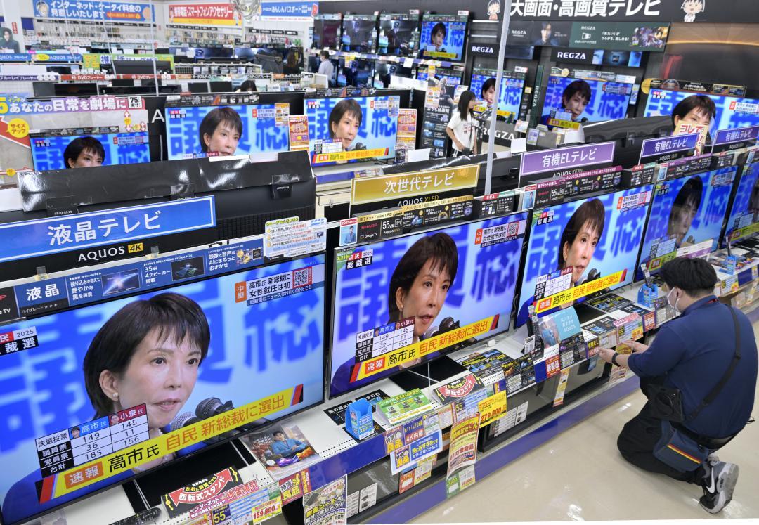 高市早苗氏の総裁選出を伝える家電量販店のテレビ=4日午後2時59分、水戸市元吉田町のケーズデンキ水戸本店、鈴木葵撮影
